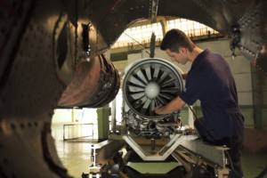 Engenheiro trabalhando na manutenção de uma turbina.