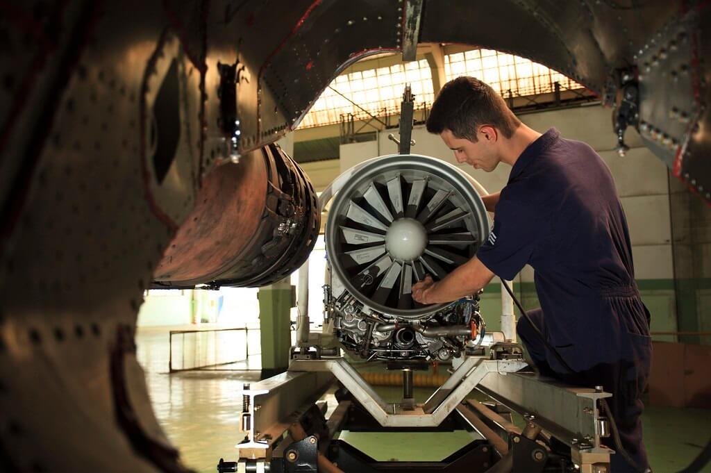 Engenheiro trabalhando na manutenção de uma turbina.