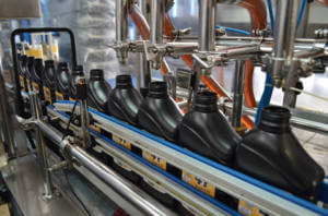 Zoom em linha de montagem de fabricação de lubrificantes.