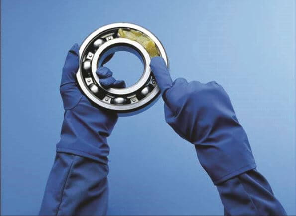 Aplicação de graxa em um rolamento.