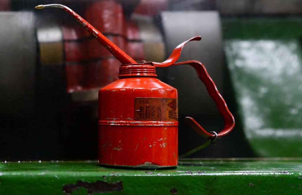 Recipiente com óleo lubrificante