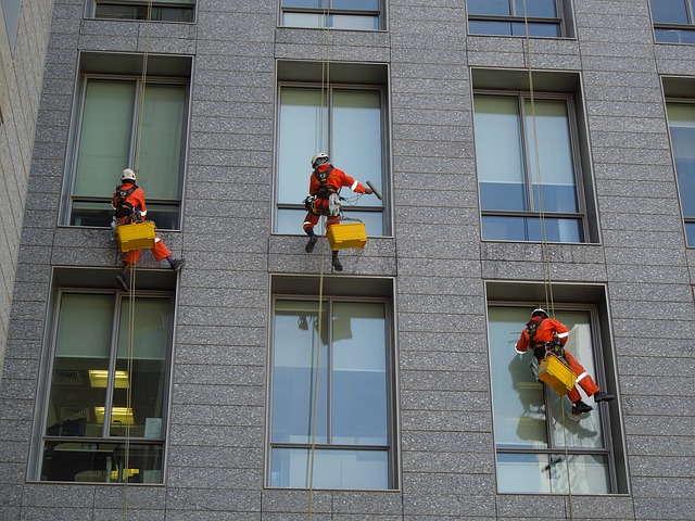 Acesso por corda para limpeza de janelas